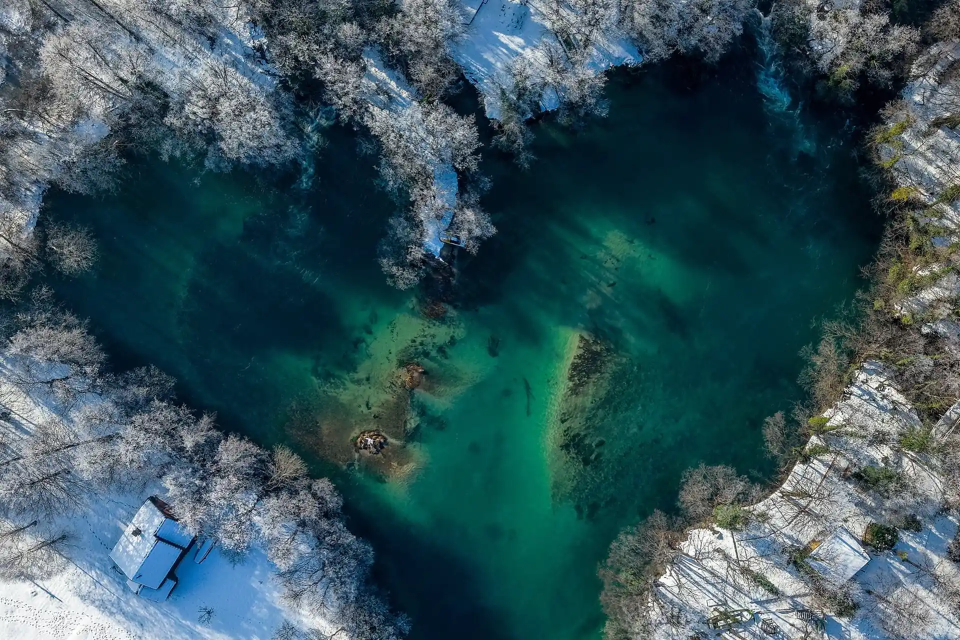 Winteridylle und Schnee auf den Japodski otoci Bihać - Fluss Una im Winter